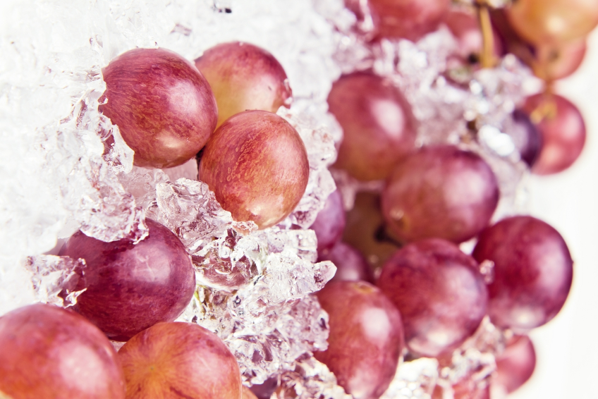 ripe red grapes on a plate with ice