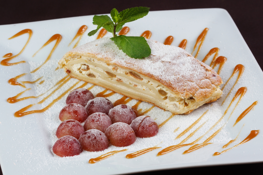 Grapes strudel with mint and caramel